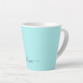 Aqua Blue Aquamarin Modern Script Monogram Name Milchtasse (Rechte Ecke)