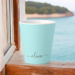 Aqua Blue Aquamarin Modern Script Monogram Name Milchtasse<br><div class="desc">Aqua Blue Aquamarin einfache Script Monogram Name Latte Coffee Cup Tasse. Das macht den perfekten 16 Geburtstag,  Hochzeit,  Brautparty,  Jubiläum,  Babydusche oder Junggeselinnen-Abschied Geschenk für jemanden,  der Lieben glamourösen Luxus und schicke Stile.</div>