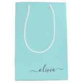 Aqua Blue Aquamarin Modern Script Monogram Name Mittlere Geschenktüte (Vorderseite)