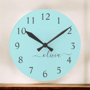 Aqua Blue Aquamarin Modern Script Monogram Name Runde Wanduhr