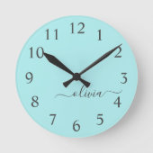 Aqua Blue Aquamarin Modern Script Monogram Name Runde Wanduhr (Vorderseite)