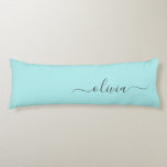 Aqua Blue Aquamarin Modern Script Monogram Name Seitenschläferkissen<br><div class="desc">Aqua Blue Aquamarin einfache Script Monogram Name Body Kissen. Das Kissen macht den perfekten 16 Geburtstag, Hochzeit, Brautparty, Babydusche oder Junggeselinnen-Abschied Geschenk für jemanden, der sein Zimmer in Rose Gold dekoriert.</div>