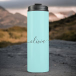 Aqua Blue Aquamarin Modern Script Monogram Name Thermosbecher<br><div class="desc">Aqua Blue Aquamarin einfache Skript Monogram Name Drink Tumbler. Das macht den perfekten 16 Geburtstag,  Hochzeit,  Brautparty,  Jubiläum,  Babydusche oder Junggeselinnen-Abschied Geschenk für jemanden,  der Lieben glamourösen Luxus und schicke Stile.</div>