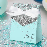 Aqua Blue Aquamarin Silver Girl Glitzer Monogram N Geschenkschachtel<br><div class="desc">Girly Aqua Blue Aquamarin Silver Sparkle Glitzer Monogram Name and Initial Paper Party Geschenkboxen Das macht den perfekten 16 Geburtstag,  Hochzeit,  Brautparty,  Jubiläum,  Babydusche oder Junggeselinnen-Abschied Geschenk für jemanden,  der glamourösen Luxus und schicken Stil Lieben.</div>