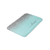 Aqua Blue Aquamarin Silver Glitzer Monogram Badematte (Schrägansicht)