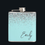 Aqua Blue Aquamarin Silver Glitzer Monogram Flachmann<br><div class="desc">Aqua Blue Aquamarin Silver Glitzer Monogram Name and Initial Party Flask. Das macht den perfekten 16 Geburtstag,  Hochzeit,  Brautparty,  Jubiläum,  Babydusche oder Junggeselinnen-Abschied Geschenk für jemanden,  der Lieben glamourösen Luxus und schicke Stile.</div>