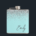 Aqua Blue Aquamarin Silver Glitzer Monogram Flachmann<br><div class="desc">Aqua Blue Aquamarin Silver Glitzer Monogram Name and Initial Party Flask. Das macht den perfekten 16 Geburtstag,  Hochzeit,  Brautparty,  Jubiläum,  Babydusche oder Junggeselinnen-Abschied Geschenk für jemanden,  der Lieben glamourösen Luxus und schicke Stile.</div>