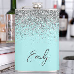 Aqua Blue Aquamarin Silver Glitzer Monogram Flachmann<br><div class="desc">Aqua Blue Aquamarin Silver Glitzer Monogram Name and Initial Party Flask. Das macht den perfekten 16 Geburtstag,  Hochzeit,  Brautparty,  Jubiläum,  Babydusche oder Junggeselinnen-Abschied Geschenk für jemanden,  der Lieben glamourösen Luxus und schicke Stile.</div>