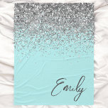 Aqua Blue Aquamarin Silver Glitzer Monogram Fleecedecke<br><div class="desc">Aqua Blue Aquamarin Silver Glitzer Monogram Name and Initial Fleece Blanket. Das macht den perfekten 16 Geburtstag,  Hochzeit,  Brautparty,  Jubiläum,  Babydusche oder Junggeselinnen-Abschied Geschenk für jemanden,  der Lieben glamourösen Luxus und schicke Stile.</div>