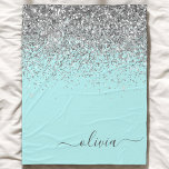 Aqua Blue Aquamarin Silver Glitzer Monogram Fleecedecke<br><div class="desc">Aqua Blue - Aquamariner und silberfarbener Glitzer-Script Monogrammname und anfängliches Fleece Blanket. Das macht den perfekten 16 Geburtstag,  Hochzeit,  Brautparty,  Jubiläum,  Babydusche oder Junggeselinnen-Abschied Geschenk für jemanden,  der Lieben glamourösen Luxus und schicke Stile.</div>