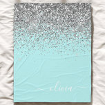 Aqua Blue Aquamarin Silver Glitzer Monogram Fleecedecke<br><div class="desc">Aqua Blue - Aquamariner und silberfarbener Glitzer-Script Monogrammname und anfängliches Fleece Blanket. Das macht den perfekten 16 Geburtstag,  Hochzeit,  Brautparty,  Jubiläum,  Babydusche oder Junggeselinnen-Abschied Geschenk für jemanden,  der Lieben glamourösen Luxus und schicke Stile.</div>