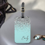 Aqua Blue Aquamarin Silver Glitzer Monogram Gepäckanhänger<br><div class="desc">Aqua Blue Aquamarin Silver Glitzer Monogram Name Luggage Bag Tag. Das macht den perfekten 16 Geburtstag,  Hochzeit,  Brautparty,  Babydusche oder Junggeselinnen-Abschied Geschenk für alle,  die stilvoll reisen.</div>