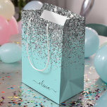 Aqua Blue Aquamarin Silver Glitzer Monogram Mittlere Geschenktüte<br><div class="desc">Aqua Blue - Aquamarine und Silver Sparkle Glitzer Script Monogram Name Geschenktasche. Das macht den perfekten 16 Geburtstag,  Hochzeit,  Brautparty,  Jubiläum,  Babydusche oder Junggeselinnen-Abschied Geschenktasche für jemanden,  der Lieben glamourösen Luxus und schicke Stile.</div>