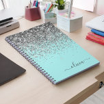 Aqua Blue Aquamarin Silver Glitzer Monogram Notizblock<br><div class="desc">Aqua Blue - Aquamariner und Silver Sparkle Glitzer Script Monogram Name Spiral Notebook Planner. Das macht den perfekten 16 Geburtstag,  Hochzeit,  Brautparty,  Jubiläum,  Babydusche oder Junggeselinnen-Abschied Geschenk für jemanden,  der Lieben glamourösen Luxus und schicke Stile.</div>