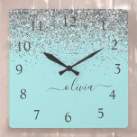 Aqua Blue Aquamarin Silver Glitzer Monogram Quadratische Wanduhr<br><div class="desc">Aqua Blue - Aquamarine und Silver Sparkle Glitzer Script Monogram Name Clock. Das macht den perfekten 16 Geburtstag,  Hochzeit,  Brautparty,  Jubiläum,  Babydusche oder Junggeselinnen-Abschied Geschenk für jemanden,  der Lieben glamourösen Luxus und schicke Stile.</div>