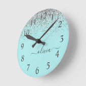 Aqua Blue Aquamarin Silver Glitzer Monogram Runde Wanduhr (Winkel)