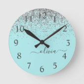 Aqua Blue Aquamarin Silver Glitzer Monogram Runde Wanduhr (Vorderseite)