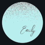 Aqua Blue Aquamarin Silver Glitzer Monogram Runder Aufkleber<br><div class="desc">Aqua Blue Aquamarin Silver Glitzer Monogram Name and Initial Paper Party Aufkleber Address Labels. Das macht den perfekten 16 Geburtstag,  Hochzeit,  Brautparty,  Jubiläum,  Babydusche oder Junggeselinnen-Abschied Geschenk für jemanden,  der Lieben glamourösen Luxus und schicke Stile.</div>