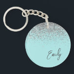 Aqua Blue Aquamarin Silver Glitzer Monogram Schlüsselanhänger<br><div class="desc">Aqua Blue Aquamarin Silver Glitzer Monogram Name Schlüsselanhänger. Das macht den perfekten 16 Geburtstag,  Hochzeit,  Brautparty,  Jubiläum,  Babydusche oder Junggeselinnen-Abschied Geschenk für jemanden,  der Lieben glamourösen Luxus und schicke Stile.</div>