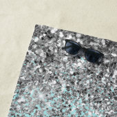 Aqua Blue Aquamarin Silver Glitzer Monogram Strandtuch (Beispiel)