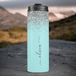 Aqua Blue Aquamarin Silver Glitzer Monogram Thermosbecher<br><div class="desc">Aqua Blue - Aquamariner und silberfarbener Glitzer gebürsteter Metal Monogram Name Drink Tumbler. Das macht den perfekten 16 Geburtstag,  Hochzeit,  Brautparty,  Jubiläum,  Babydusche oder Junggeselinnen-Abschied Geschenk für jemanden,  der Lieben glamourösen Luxus und schicke Stile.</div>