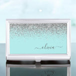 Aqua Blue Aquamarin Silver Glitzer Monogram Visitenkarten Dose<br><div class="desc">Aqua Blue - Aquamariner und Silver Sparkle Glitzer Script Monogram Name Business Card Holder. Das macht den perfekten 16 Geburtstag,  Hochzeit,  Brautparty,  Jubiläum,  Babydusche oder Junggeselinnen-Abschied Geschenk für jemanden,  der Lieben glamourösen Luxus und schicke Stile.</div>