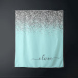 Aqua Blue Aquamarin Silver Glitzer Monogram Wandteppich<br><div class="desc">Aqua Blue - Aquamariner und silberfarbener Glitzer-Skriptmonogramm-Name und Anfangstapestry. Das macht den perfekten 16 Geburtstag,  Hochzeit,  Brautparty,  Jubiläum,  Babydusche oder Junggeselinnen-Abschied Geschenk für jemanden,  der Lieben glamourösen Luxus und schicke Stile.</div>