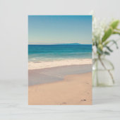 Aqua Blue Beach Sand und Sea Scene Einladung (Stehend Vorderseite)