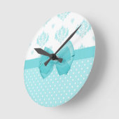 Aqua Blue Damask mit türkisfarbenem Ribbon Runde Wanduhr (Winkel)