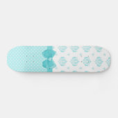 Aqua Blue Damask mit türkisfarbenem Ribbon Skateboard (Horizontal)