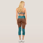 Aqua Blue Glitzern Glitzer rustikales braunes Holz Capri Leggings (Rückseite)