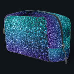 Aqua blue ombre Imitate Glitzer Glitzern Waschbeutel<br><div class="desc">Aqua blauen ombre Imitate Glitzer Glitzern Tasche. Coole Toilettensäcke für sie. Schöne mädchenhafte dunkelblaue und hellblaue Glitzer Glitzern Design. Foto der Glitzern,  nicht echter Glitzer! Erstellen Sie ein einzigartiges und personalisiertes Geschenk mit einer benutzerdefinierten Touch!</div>