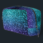 Aqua blue ombre Imitate Glitzer Glitzern Waschbeutel<br><div class="desc">Aqua blauen ombre Imitate Glitzer Glitzern Tasche. Coole Toilettensäcke für sie. Schöne mädchenhafte dunkelblaue und hellblaue Glitzer Glitzern Design. Foto der Glitzern,  nicht echter Glitzer! Erstellen Sie ein einzigartiges und personalisiertes Geschenk mit einer benutzerdefinierten Touch!</div>