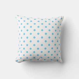 Aqua Blue und White Polka Dot auf einem Kissen