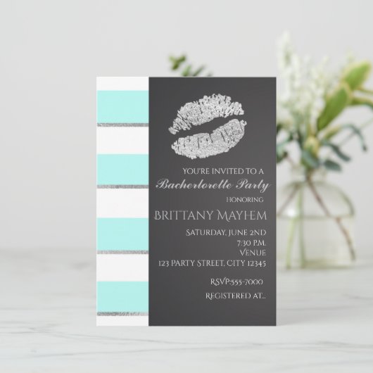 Aqua Blue & White Imitats Silver Lips Kiss Party Einladung (Stehend Vorderseite)