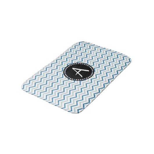 Aqua Blue & white Zickzack zigzag Patter Monogram Badematte (Schrägansicht)