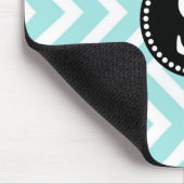Aqua Blue & White Zigzag Muster Black Monogram Mousepad (Ecke)