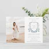 Aqua Blue Wildblume Monogram Wappen Foto Geburtsta Einladung (Stehend Vorderseite)