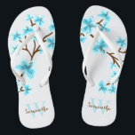 Aqua Cherry Blossoms Mit Monogramm Badesandalen<br><div class="desc">Schöne und süße Kirschblüten oder Sakura-Blume sind perfekt für Frühling,  Sommer,  sowie für Braut,  Brautmädchen,  Brautmutter,  Bräutigam,  Trauzeugin,  Blume Mädchen Geschenke,  und vieles mehr!</div>