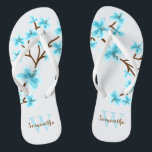 Aqua Cherry Blossoms Mit Monogramm Badesandalen<br><div class="desc">Schöne und süße Kirschblüten oder Sakura-Blume sind perfekt für Frühling,  Sommer,  sowie für Braut,  Brautmädchen,  Brautmutter,  Bräutigam,  Trauzeugin,  Blume Mädchen Geschenke,  und vieles mehr!</div>
