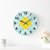 Aqua Damask #3 Yellow Quatrefoil Monogramm Große Wanduhr (Zuhause)