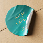 Aqua Goldblauer Sommermeer Hochzeit in Urlaubsort Runder Aufkleber<br><div class="desc">Whimsical moderne Meer Meer Meer Strand Hochzeit Einladung Umschlag Aufkleber oder bevorzugen Verpacken rund Aufkleber in blau aquamarin mit Seestern und Imitaten Gold Sand Typografie Skript. Die ideale Wahl für eine Hochzeit zu Themen wie Strand,  Meer,  Küste,  Küste,  tropische,  nautische,  Kreuzfahrt oder Inseldestination.</div>