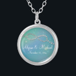 Aqua Infinity Symbol Signing Unendliche Liebe Twin Versilberte Kette<br><div class="desc">FARBE PALETTE: Aquablau und Himmelblau mit Regenbogen-Touchs. DESIGN COLLECTION: Passend zum Set der Hochzeitseinladung mit dem gleichen Namen. Ideal für Hochzeiten im Frühling oder im Winter mit schimmernden, funkelnden, funkelnden Lichtern, die in einem modernen Infinity Sign Motiv grafische Schmuckstücke ausstrahlen. Ein Schimmer Regenbogenlicht beleuchtet den Hintergrund des Bokeh-Stils. Dieses Set...</div>