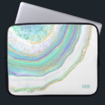 Aqua Lila Agate Marmormuster und Monogramm Laptopschutzhülle<br><div class="desc">Ein wunderschön designter Laptop-Ärmel mit einem agaten Marmorsteinmuster in feminin pastellfarbenem Aqua,  lila,  blau und goldfarben. Eine Textvorlage wird zur Personalisierung mit Ihrem Monogramm oder einem anderen gewünschten Text hinzugefügt. Sie können auch das Beispielmonogramm löschen,  wenn Sie das Element ohne Text bestellen möchten.</div>