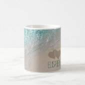 Aqua-Ozean-Sand geschnitzte Herzen addieren Namen Kaffeetasse (Mittel)