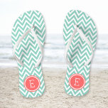 Aqua und Coral Zickzack Monogram Badesandalen<br><div class="desc">Maßgeschneiderte,  bedruckte Flop-Sandalen mit einem stilvollen,  modernen Zickzack Muster und einem eigenen Monogramm oder einem anderen Text in einem Kreisrahmen. Klicken Sie auf Anpassen,  um Schriftart und Farben zu ändern oder eigene Bilder hinzuzufügen,  um ein einzigartiges Design zu erstellen!</div>