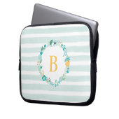 Aqua und Mit Monogramm gelber Blumenreath Laptopschutzhülle (Vorderseite Links)