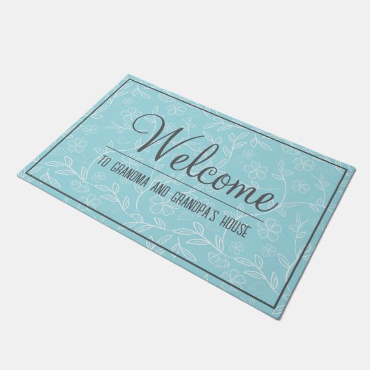 Aqua und White Oma und Opa's House Willkommen Fußmatte (Schrägansicht)