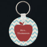 Aqua Zickzack Red Apple Teacher Schlüsselanhänger<br><div class="desc">Ein Geschenk für Lehrer,  das eine Abbildung eines roten Apfels über einem Zickzack Aquarelle zeigt. Personalisieren Sie mit Ihrem Namen.</div>