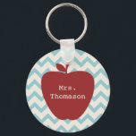 Aqua Zickzack Red Apple Teacher Schlüsselanhänger<br><div class="desc">Ein Geschenk für Lehrer,  das eine Abbildung eines roten Apfels über einem Zickzack Aquarelle zeigt. Personalisieren Sie mit Ihrem Namen.</div>